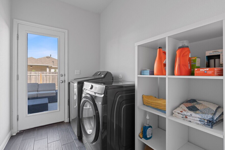 Building Photo - 10800 Blacket Dr