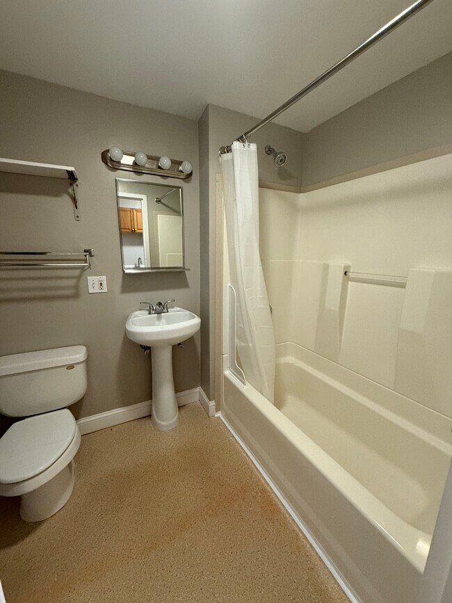 Building Photo - 312 Shirley St