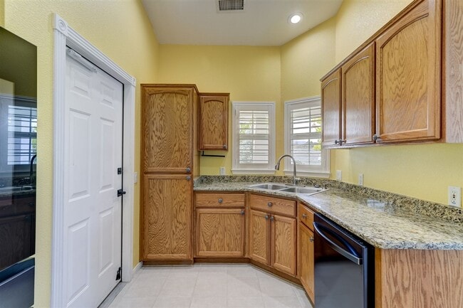 Building Photo - 2 bedroom, 2 bathroom home in Victorian Es...