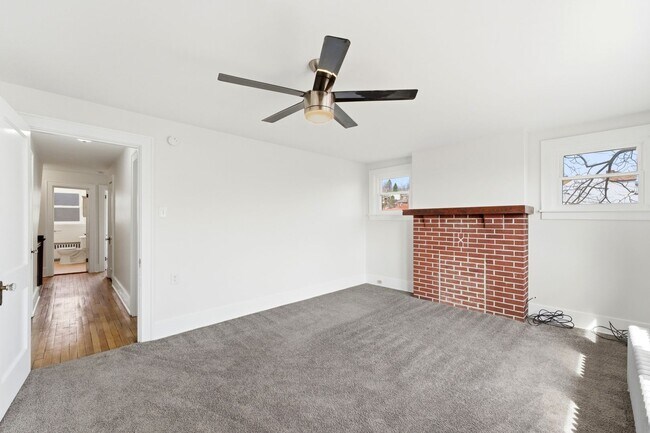 Building Photo - Beautiful, Newly Updated 3 Bedroom/1.5 Bath on quiet street near Pittsburgh's North side. AVAILAB...