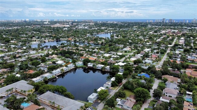 Building Photo - 1361 NE 40th Pl