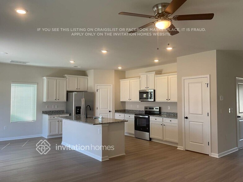 Building Photo - 3323 Fox Hall Dr