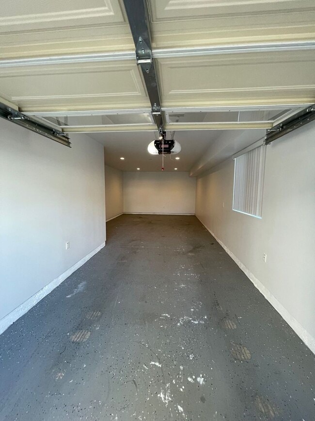 Building Photo - 2130