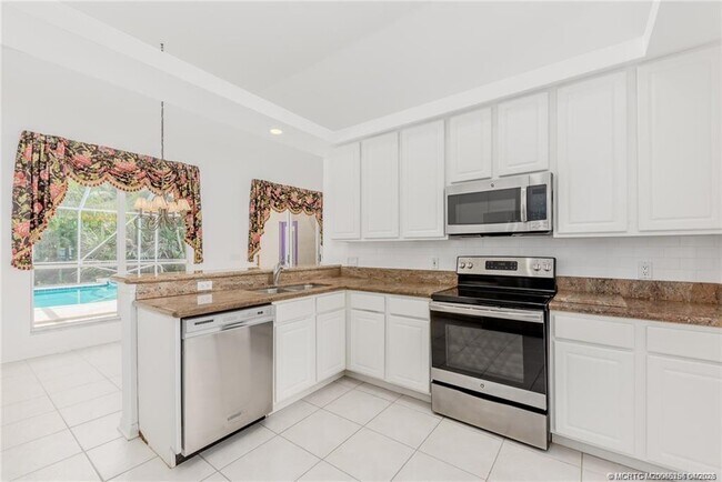 Building Photo - 376 NW Canna Way