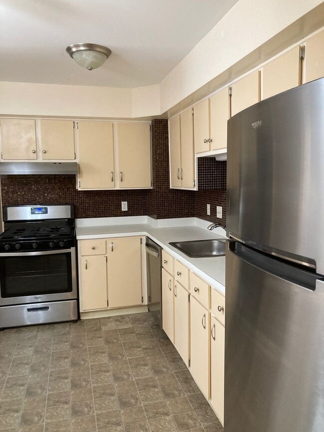Building Photo - Condo for Rent Richmond Heights