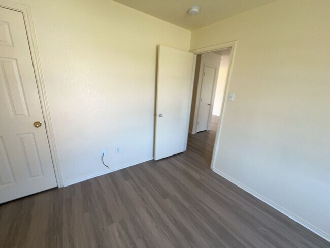 Building Photo - 5705 Greengate Dr