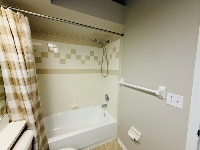 Building Photo - Townhome in Palm Harbor