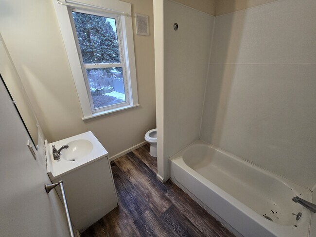 Building Photo - 804 E Division St