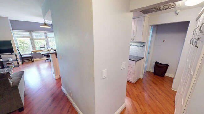 Building Photo - Upgraded 2bd/2Ba Mariana District Condo - ...