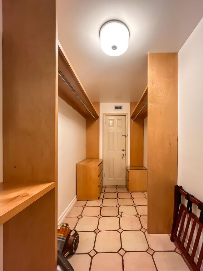 Building Photo - Unbelievable Furnished Studio Lease in WeH...