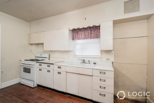 Building Photo - Great 2 Bedroom House on Dead End Street!