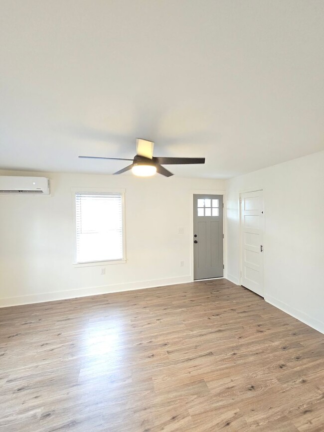 Building Photo - DOWNTOWN WILMINGTON - RENOVATED! Castle St...