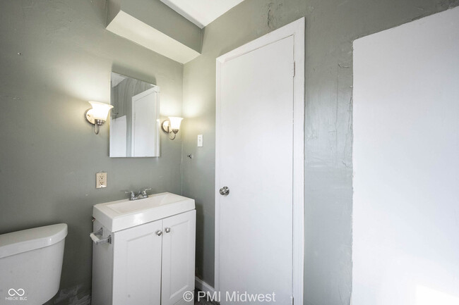 Building Photo - 3725 N Sherman Dr