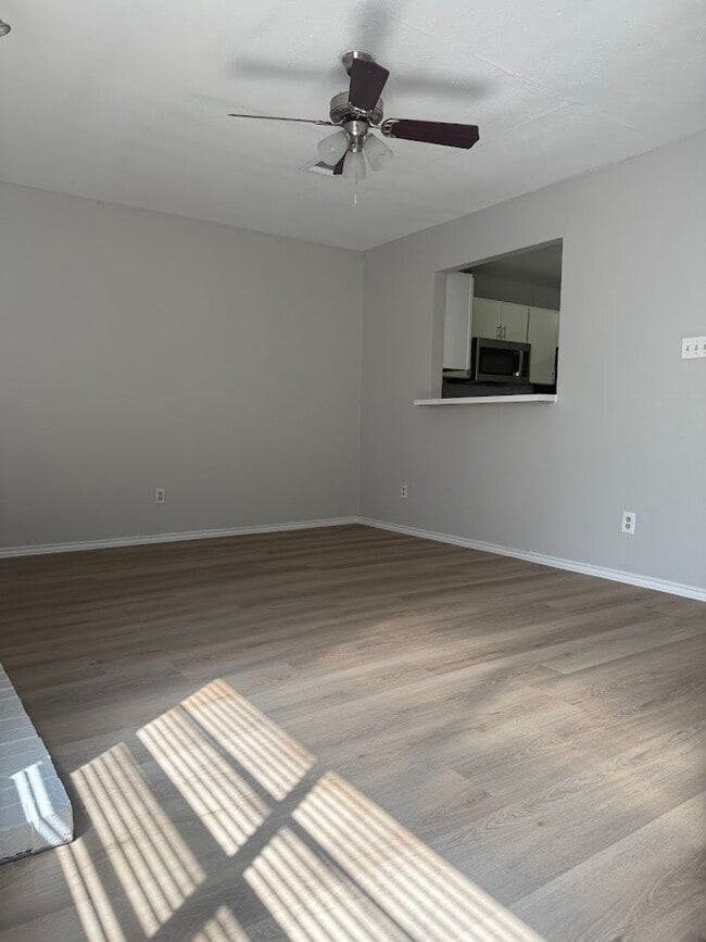 Building Photo - River Crossing - 2BD Townhome - Two Story - Near Downtown - Full Laundry - Small Yard - Reserved ...