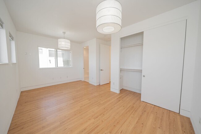 Building Photo - 848 32nd St