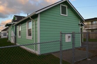 Building Photo - CUTE, COZY CABIN , 1 bedroom studio detached house