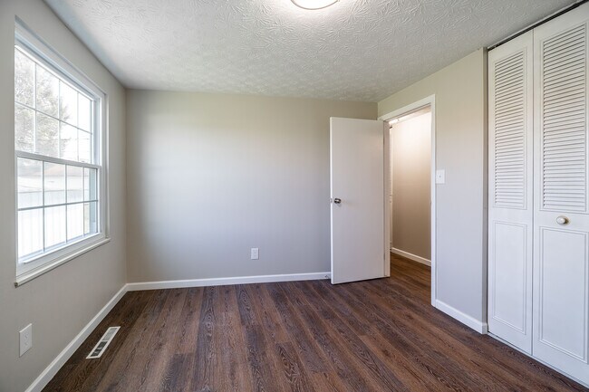 Building Photo - 5272 Quincy Dr