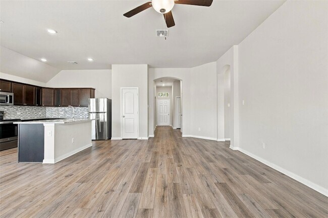 Building Photo - 808 Fallbrook Dr