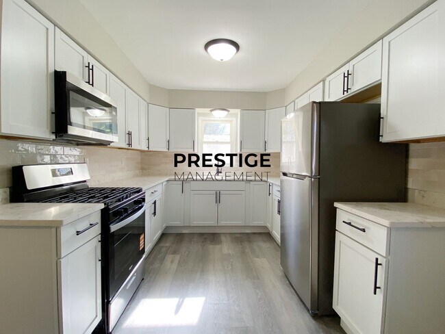 Building Photo - Large 3 Bedroom Home In Gary