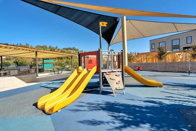 Building Photo - Beautiful Energy Efficient Hayward Townhome w/ Modern Updates