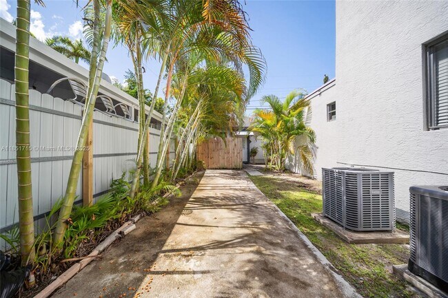 Building Photo - 1520 SW 11th Terrace