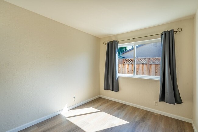 Building Photo - 1525 Jasmine Way