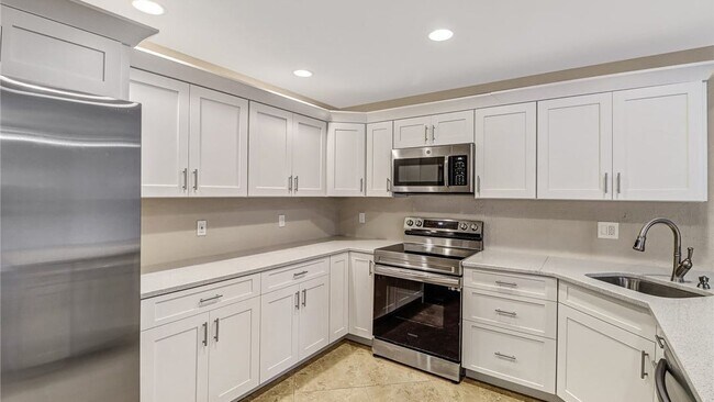 Building Photo - 6310 Royal Woods Dr