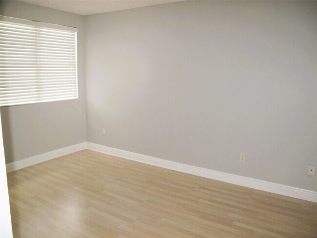 Building Photo - 1263 Ave