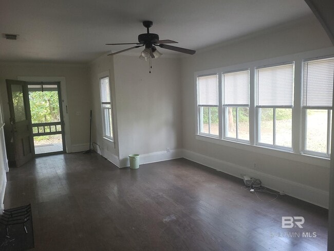 Building Photo - 503 S Cedar St