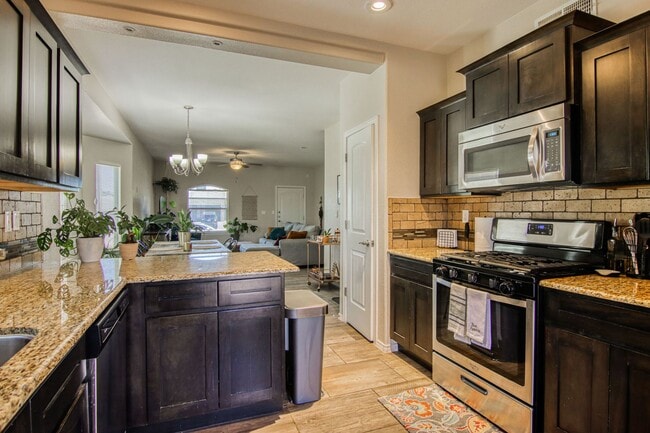 Building Photo - Beautiful Modern & Contemporary House 3 beds-2 baths in 79932