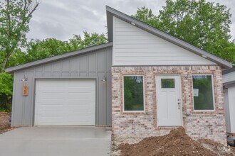 Building Photo - 2 Bedroom 2 Bathroom Home in Fayetteville,...