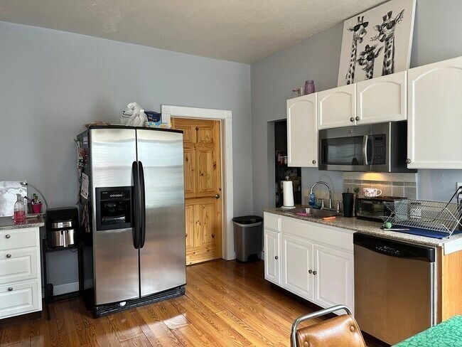 Building Photo - 52 Harvest St