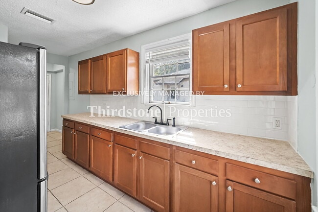Building Photo - 8057 Oakwood St