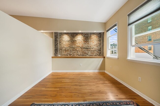 Building Photo - Stylish Studio Condo in Downtown Asheville – Rare Top-Floor Find
