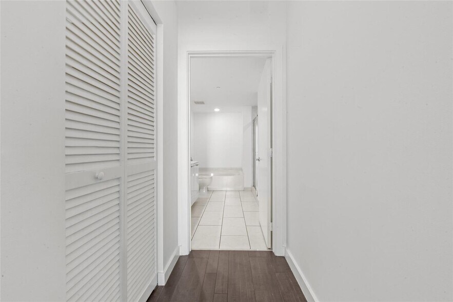 Building Photo - 951 Brickell Ave