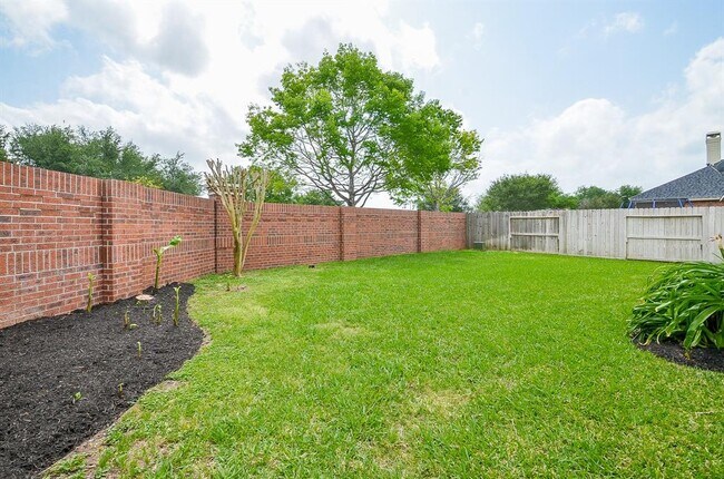 Building Photo - 3911 Fallsbrook Ct