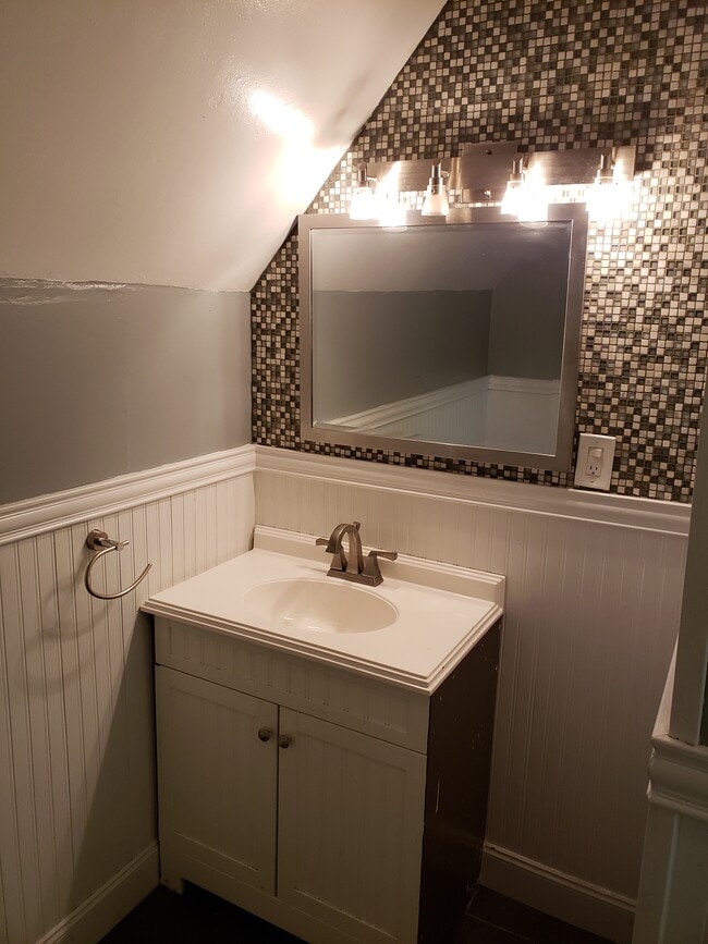 Building Photo - 221 Doyle Ave