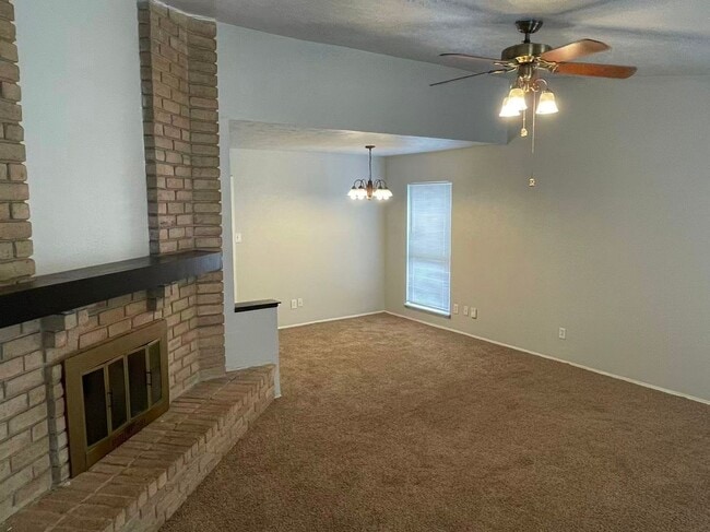 Building Photo - Beautiful 4 Bedroom For Rent!