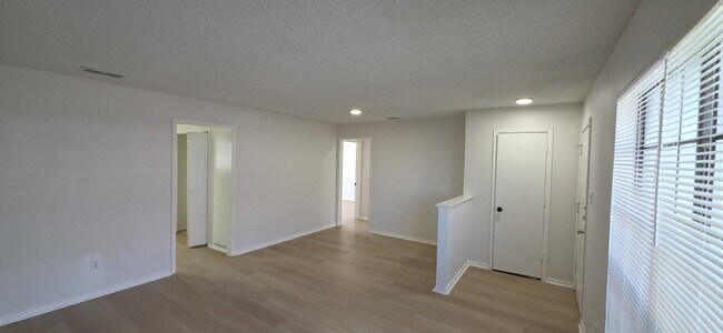 Building Photo - Beautifully remodeled first-floor condo with 2 bed & 2 bath