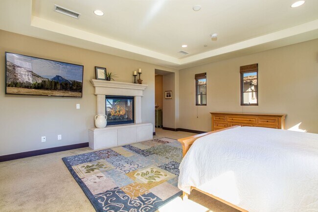 Building Photo - Large 5 bed / 5 bath Tuscan Style Home on ...