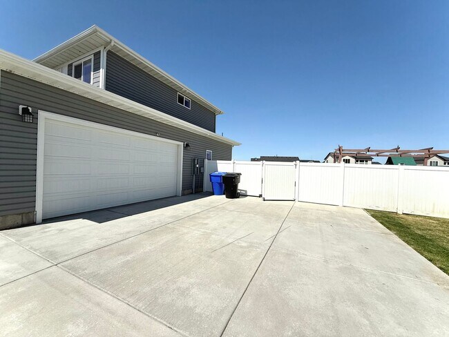 Building Photo - 4 bedroom 2.5 bath Plain City House
