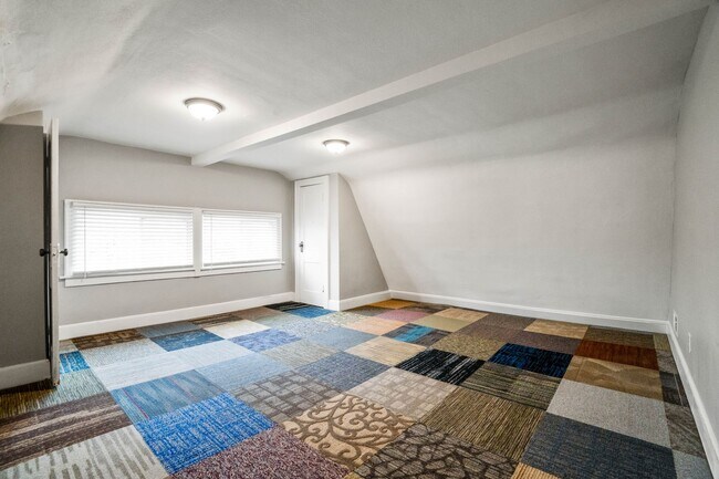 Building Photo - Rare quality UWM Flat , Walk to Campus!