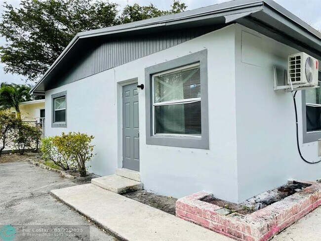 Building Photo - 889 NW 16th Ave