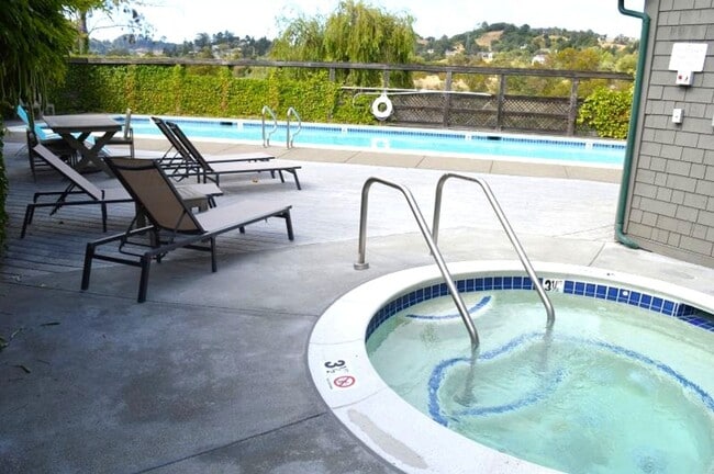 Building Photo - Charming Single-Level Condo in Mill Valley...
