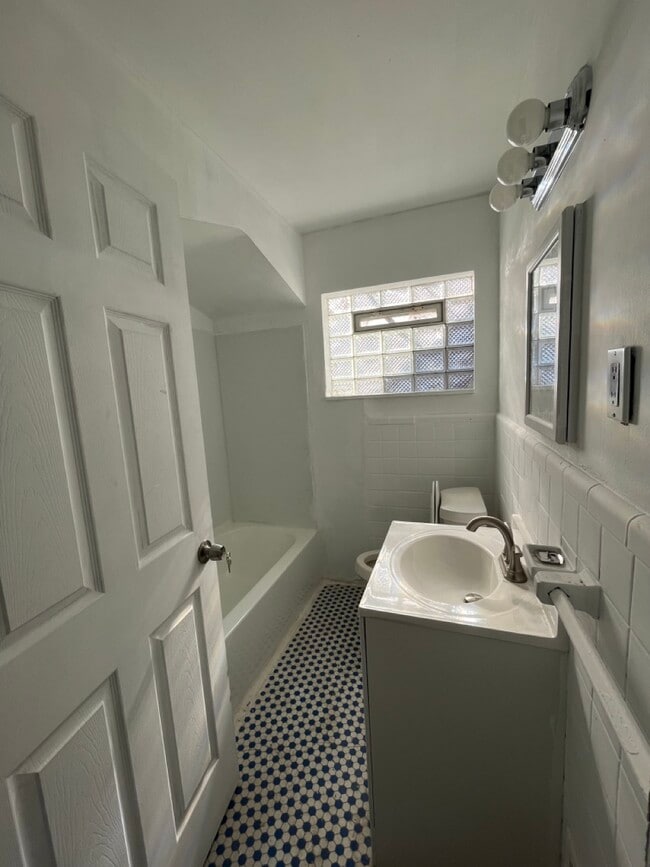 Building Photo - 10141 Roxbury St