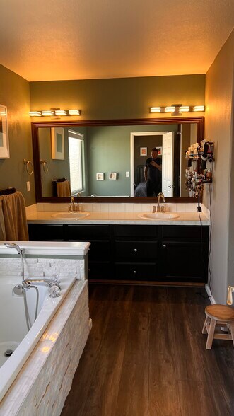 Master bathroom - 2633 Clarion Ln