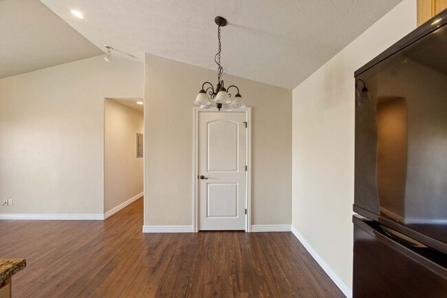 Building Photo - Stunning 3 bed 2 bath Condo in Pleasant Grove