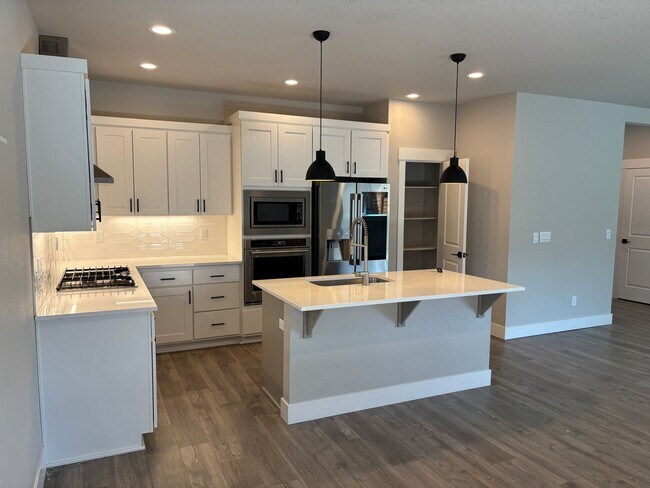Building Photo - Home on Bend's Westside!