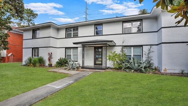Building Photo - Beautifully renovated Move-in Ready 2bed 1...