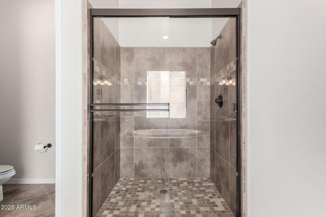 Building Photo - Stunning 4 bedroom, 3 bathroom home in the...